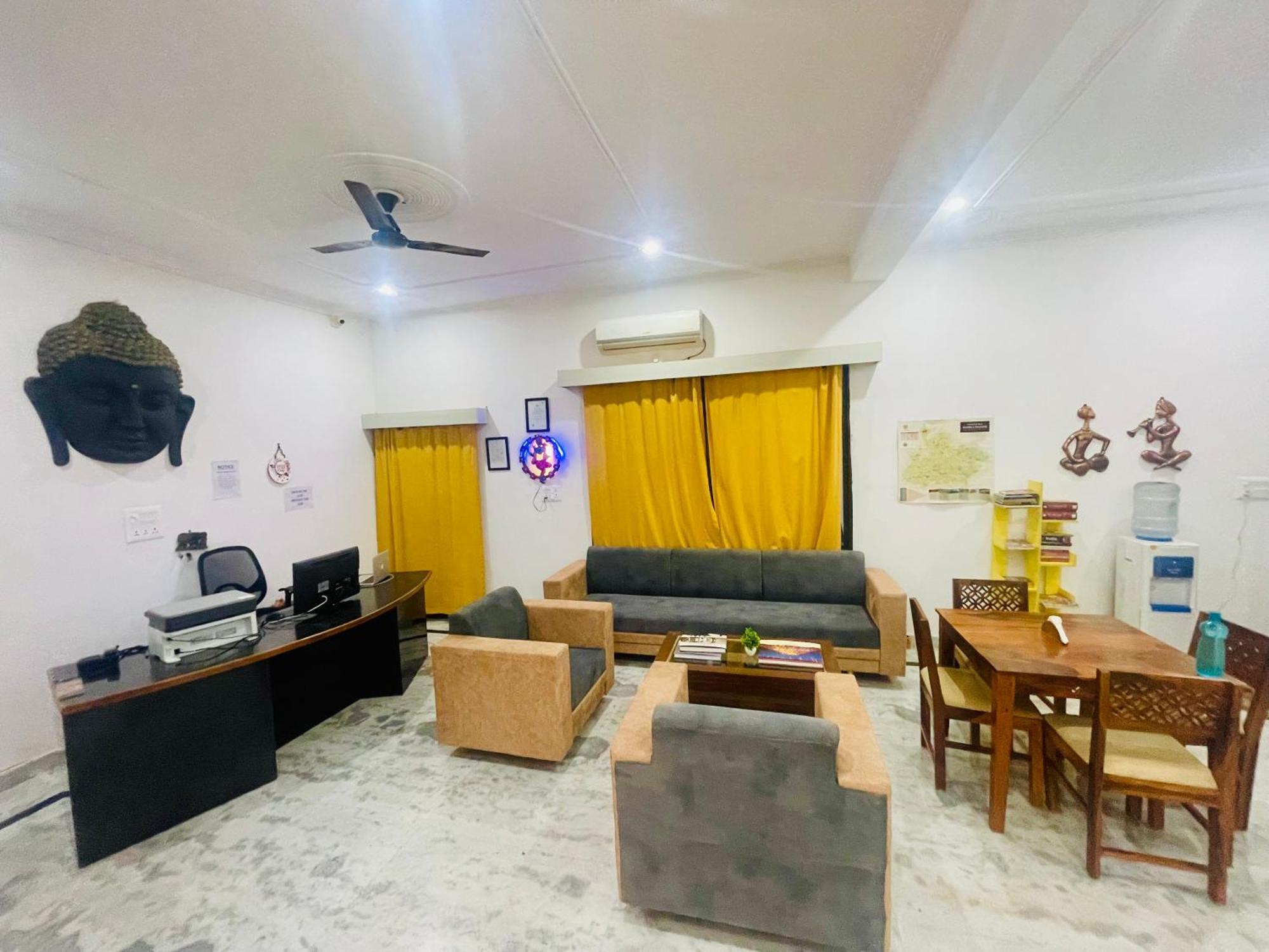 La Curcuma Luxury Homestay Khajurāho Esterno foto